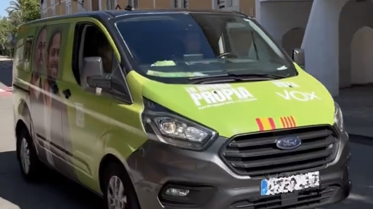 Una furgoneta de Vox reproduce un audio a todo volumen en Tarragona