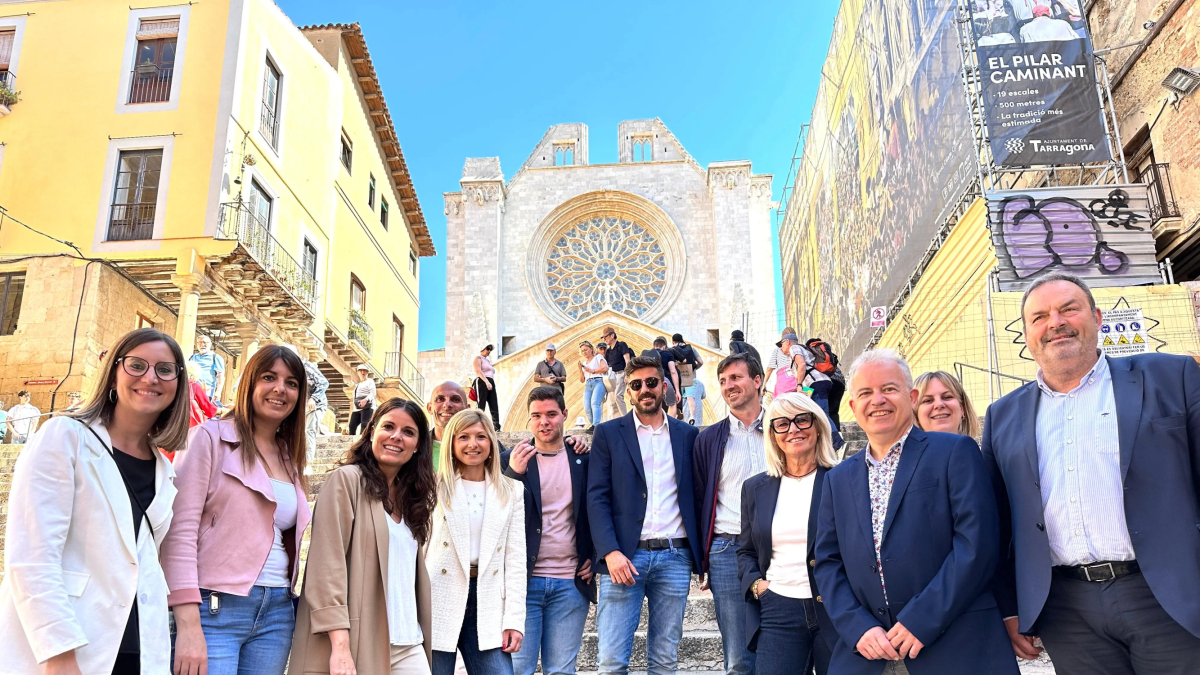 Mònica Sales acompañada del resto de candidatos en las escaleras de la Catedral.