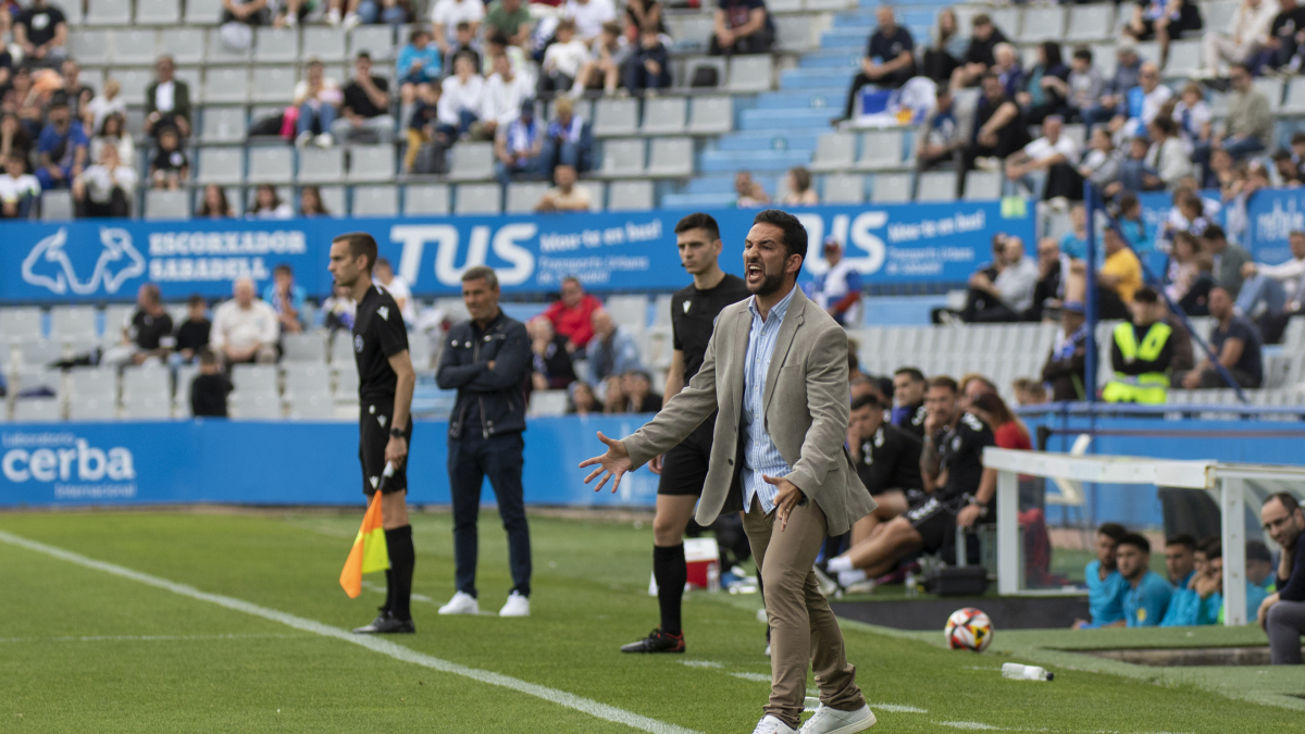 Imatge de Dani Vidal a la banqueta a Sabadell.