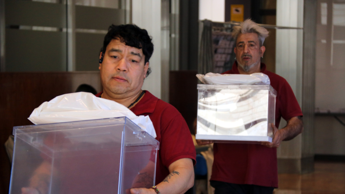 Empiezan a preparar los colegios electorales para este 12-M.