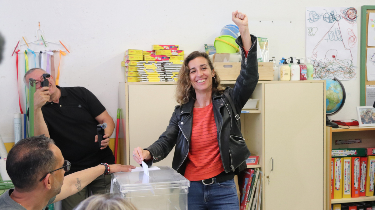 La cabeza de lista de la CUP, Laia Estrada, votando en el colegio electoral de la escuela Rubió i Ors.