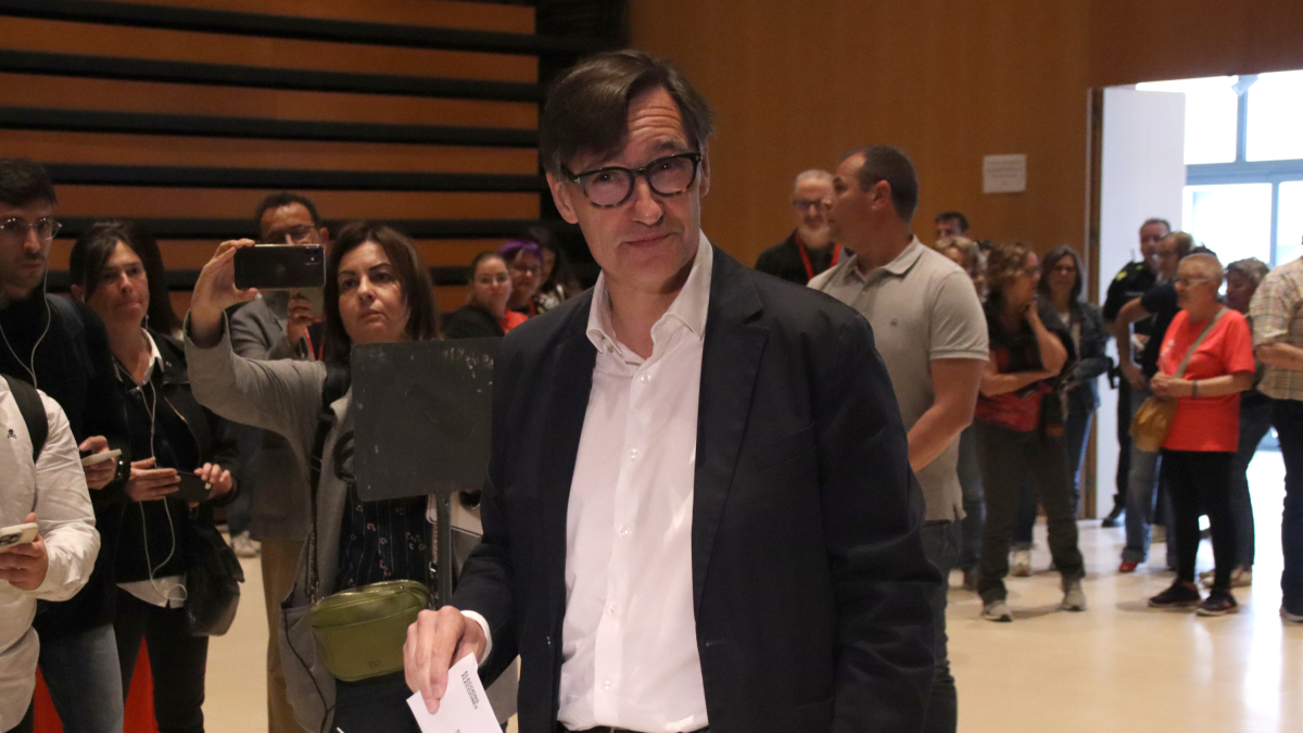 El cap de llista del PSC, Salvador Illa, votant al seu col·legi electoral a la Roca del Vallès.