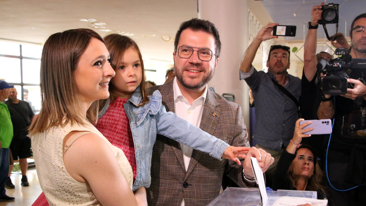 El candidato de ERC, Pere Aragonès, vota en Pineda de Mar para las elecciones del 12-M.