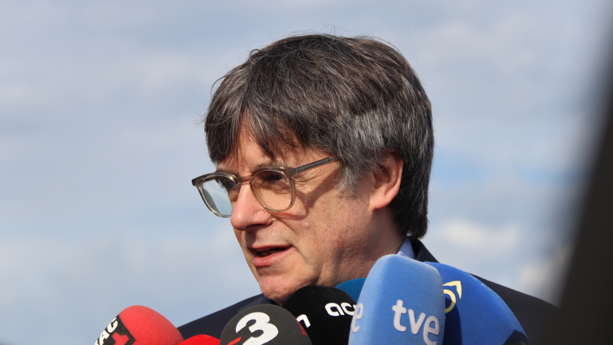 El candidato de Junts+, Carles Puigdemont, en una atención a los medios este domingo en La Roca d'Albera (Rosselló).