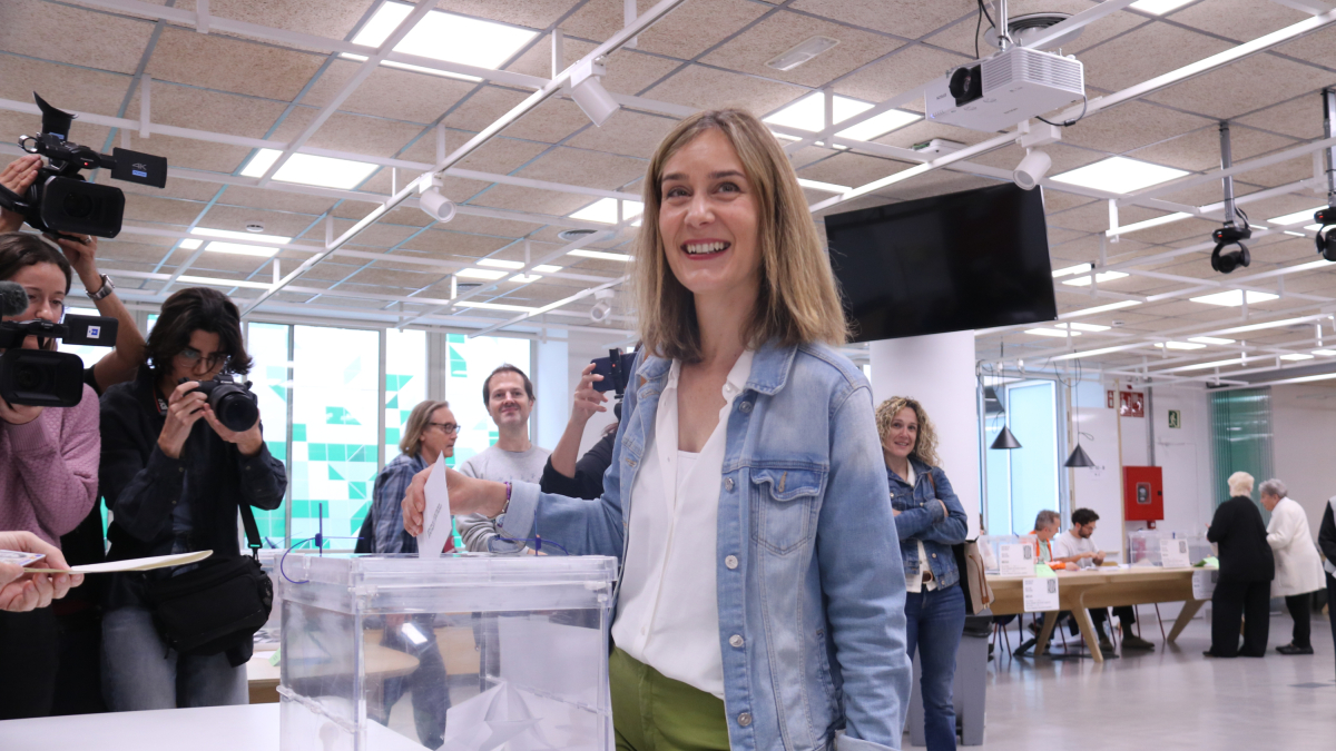 La candidata de Comuns Sumar a presidenta de la Generalitat, Jéssica Albiach, vota en las elecciones en el Parlamento.