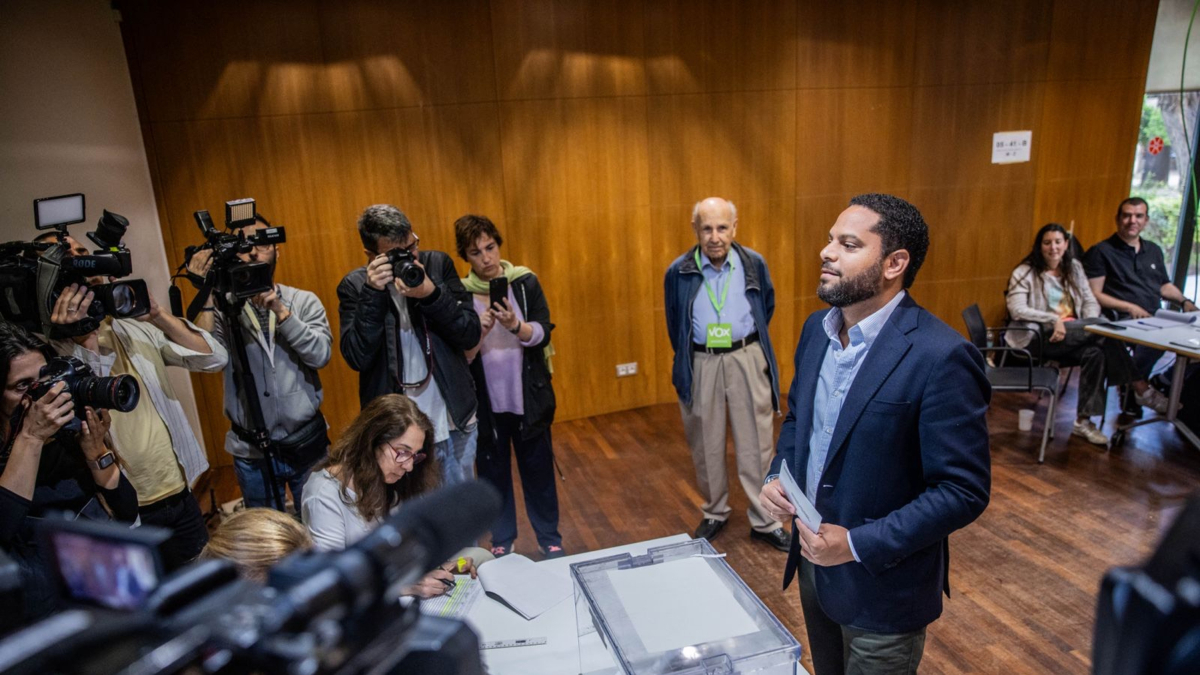 El candidato de Vox, Ignacio Garriga, votando en el centro cívico Vila Florida de Barcelona.