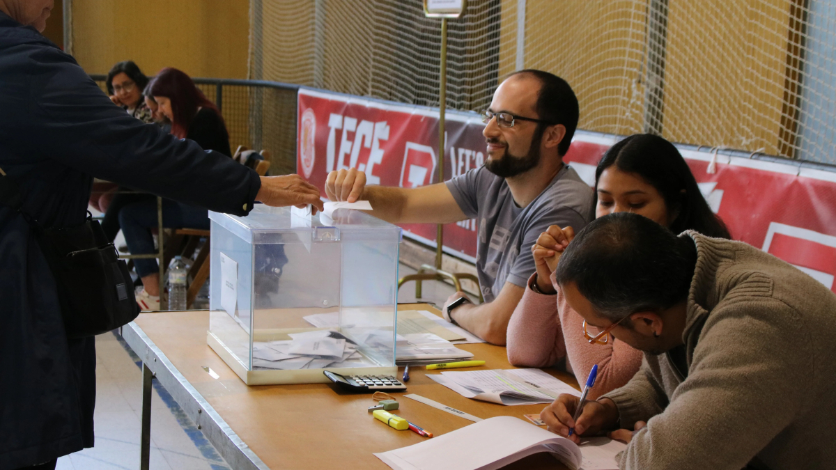 Una persona votando en Gerona