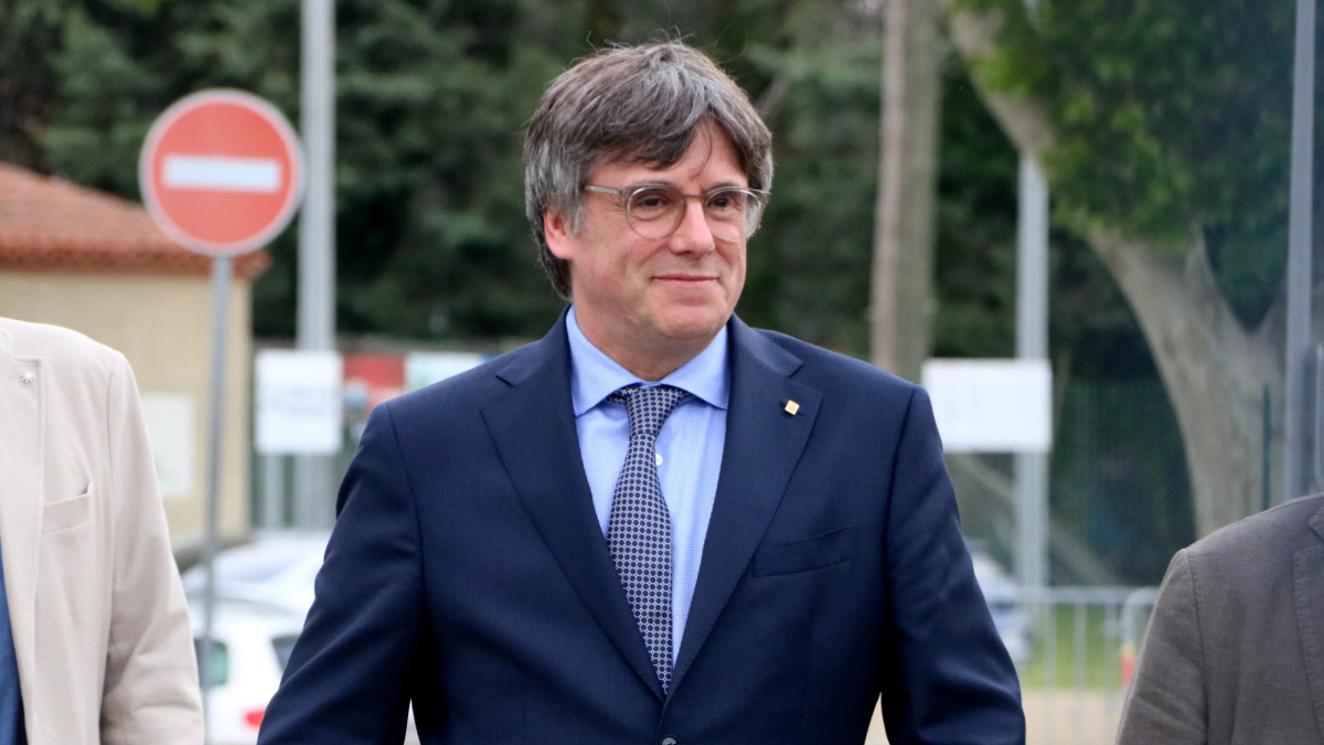 El candidato de Junts+, Carles Puigdemont, llega al pabellón de Argelers para seguir la noche electoral