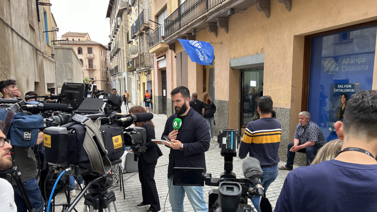 Los medios de comunicación se han instalado sería la sede del partido porque no los han dejado entrar en el interior.