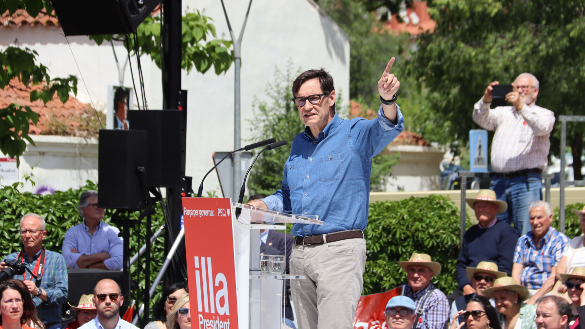 El cabeza de lista del PSC a las elecciones del 12-M, Salvador Illa, durante una intervención en Montmeló.