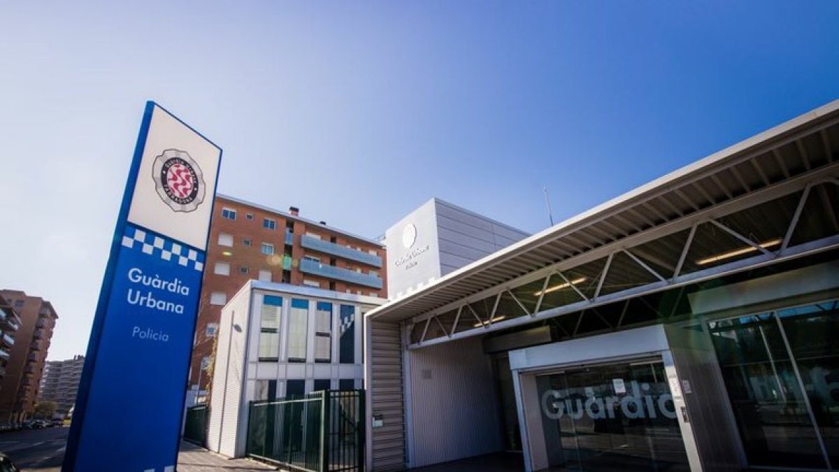 El projecte preveu adequar una sala de la comissaria de la Guàrdia Urbana, ubicada al carrer de l’Arquebisbe Josep Pont i Gol.