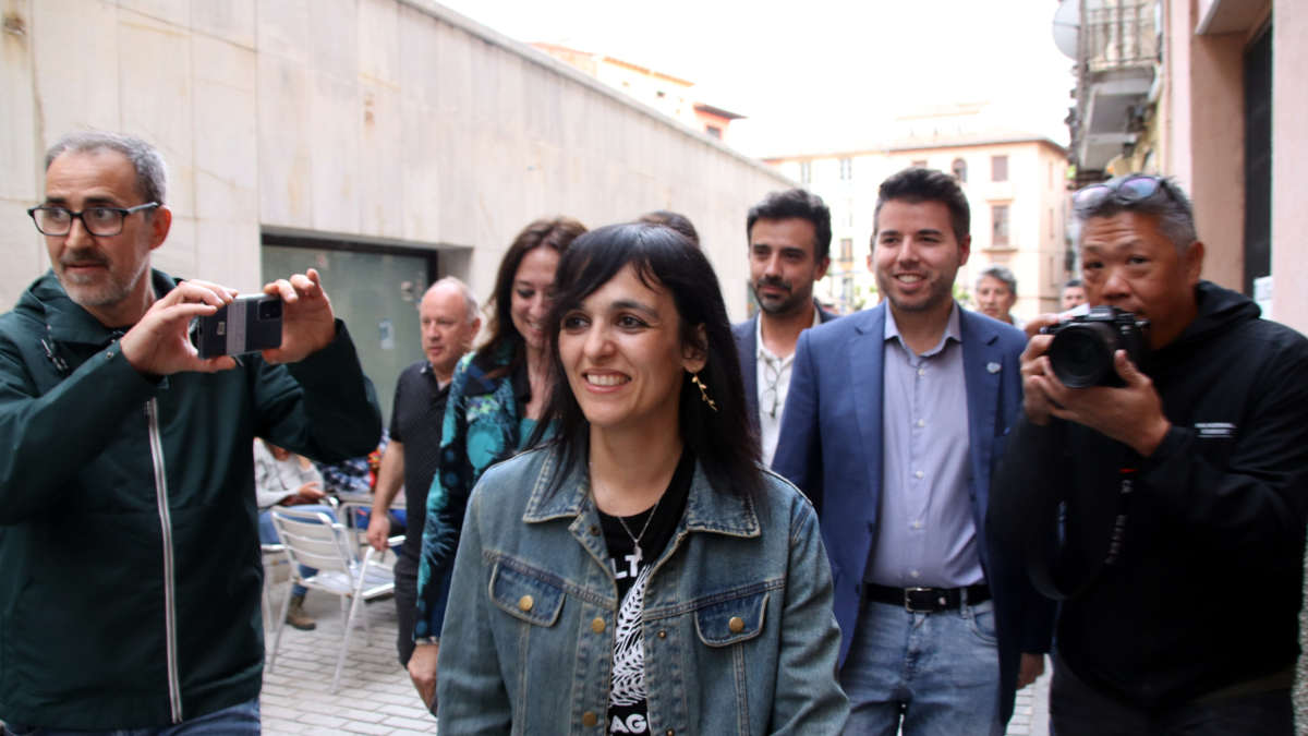 La líder de Alianza Catalana, Sílvia Orriols, llega a la sede del partido en Ripoll.