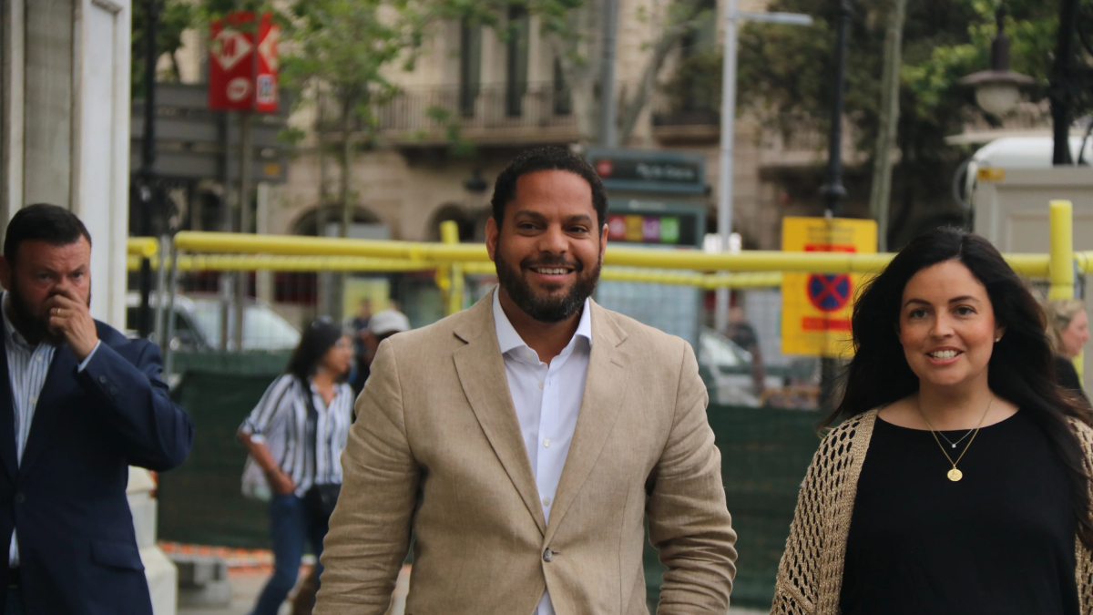 El candidato de Vox, Ignacio Garriga, llegando a la sede electoral