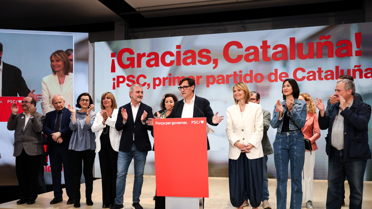 Salvador Illa y las dirigentes del PSC en una comparecencia después de ganar las elecciones