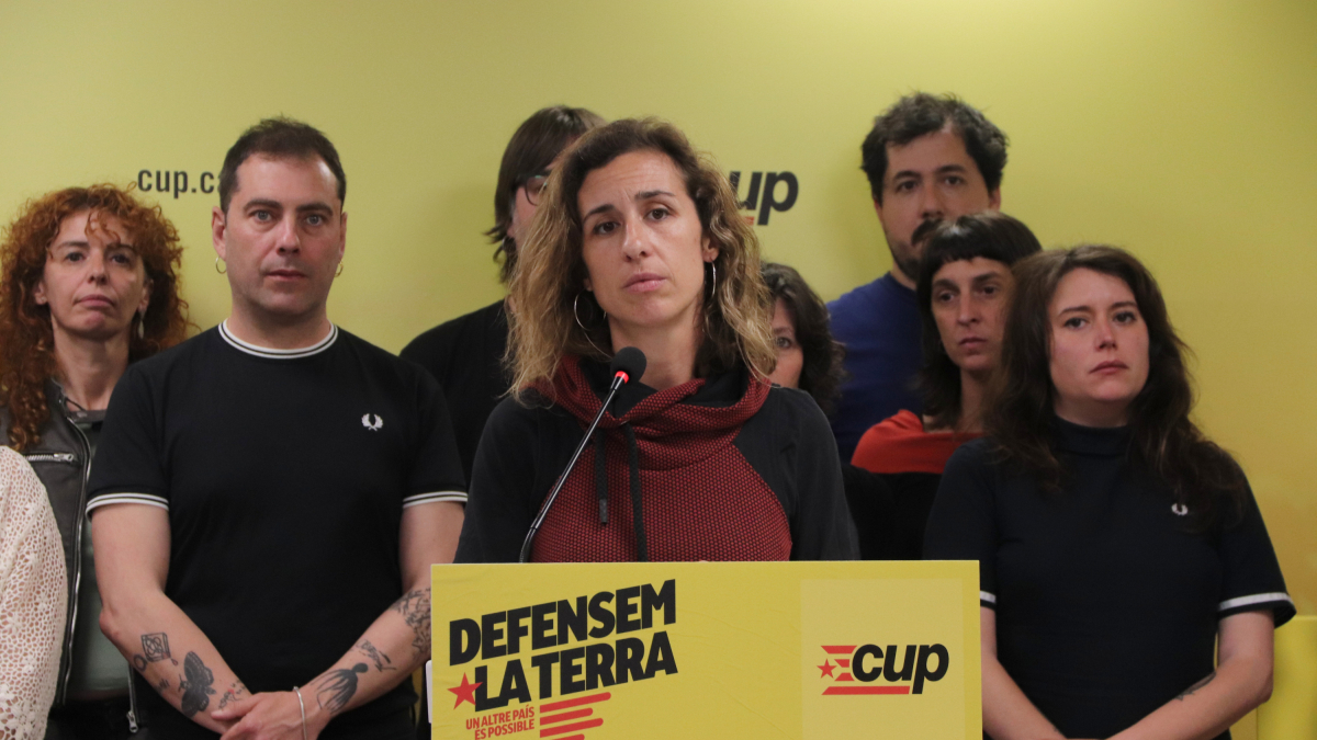 La cabeza de lista de la CUP, Laia Estrada, durante la comparecencia para valorar los resultados del 12-M acompañada de varios candidatos.
