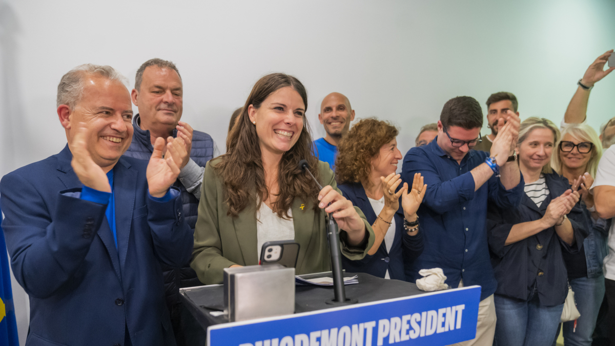 Mònica Sales celebrando los resultados en la sede del partido en la veugueria del Camp de Tarragona.