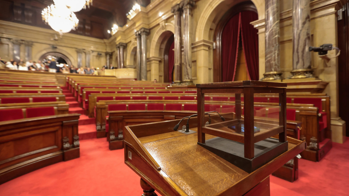 L'hemicicle del Parlament buit i amb l'urna preparada per a la votació per triar nova presidència a la cambra.
