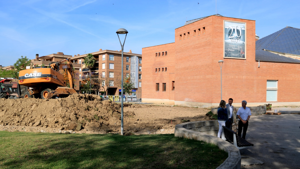 Maquinaria trabajando en el Auditorio Felip Pedrell donde se hace un nuevo edificio anexo.