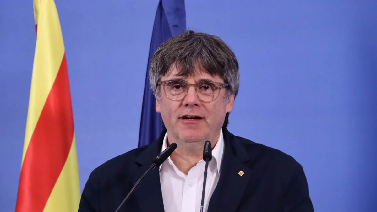 El candidato de Junts+, Carles Puigdemont, en rueda de prensa este lunes en Argelers.