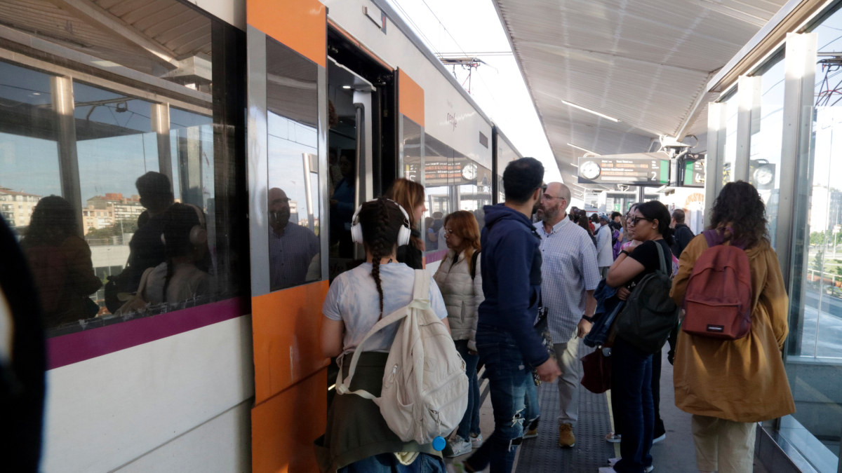 Passatgers baixant d'un tren a l'estació de Girona.