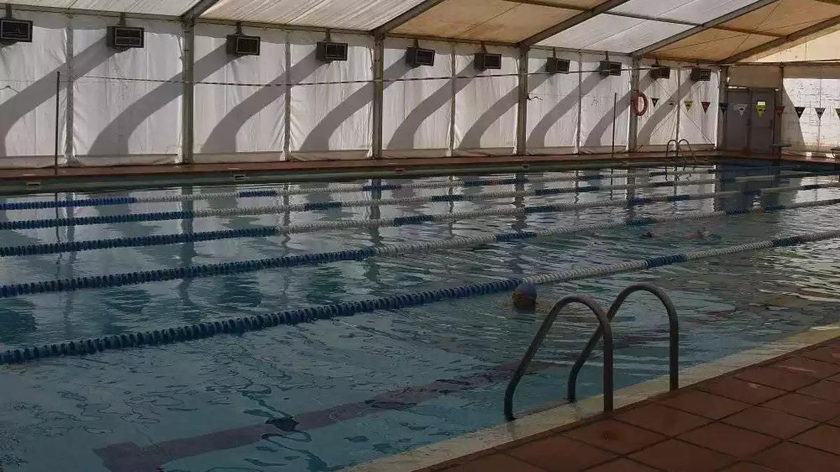 Imagen de archivo de la piscina municipal de Torredembarra.