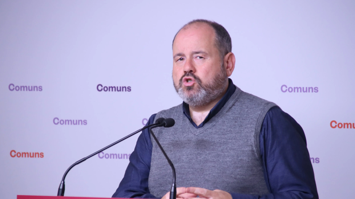 Joan Mena, portavoz de Catalunya en Comú, durante una rueda de prensa en la sede de los comunes.