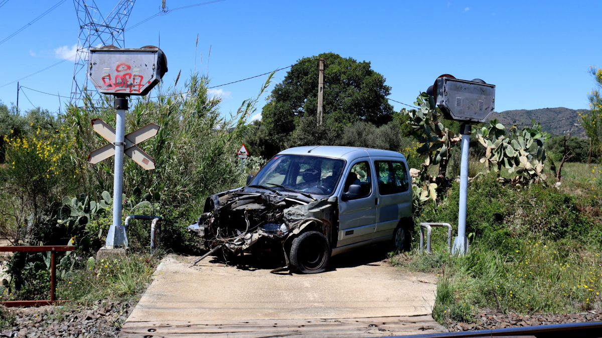 Imagen del vehículo después de chocar con un tren de mercancías en la Selva del Camp.