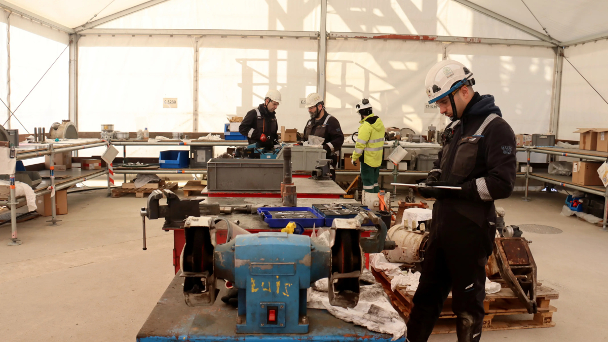 Quatre operaris treballant a la parada de l'àrea química de Repsol a Tarragona.