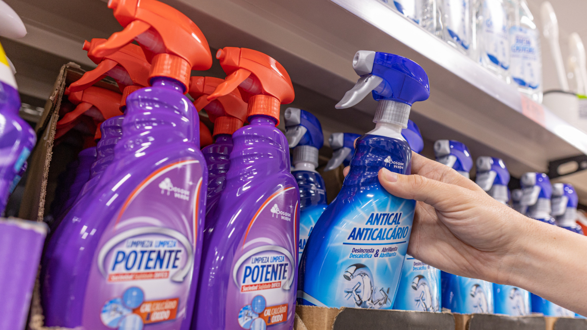 Productes anticalç al lineal d'un supermercat Mercadona.