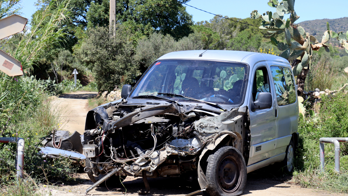 Estado del vehículo después de chocar contra un tren de mercancías en la Selva del Camp.