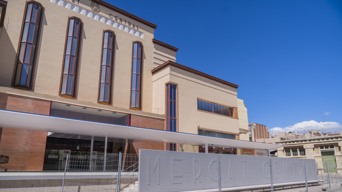 El muro que se modificará se encuentra adjunto a la nueva rampa de acceso a la plaza elevada del Mercado Central.