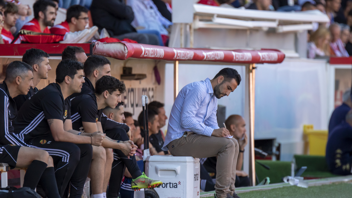 El técnico del Nàstic, Dani Vidal, cogiendo apuntes al banquillo del Nuevo Estadio Costa Daurada.