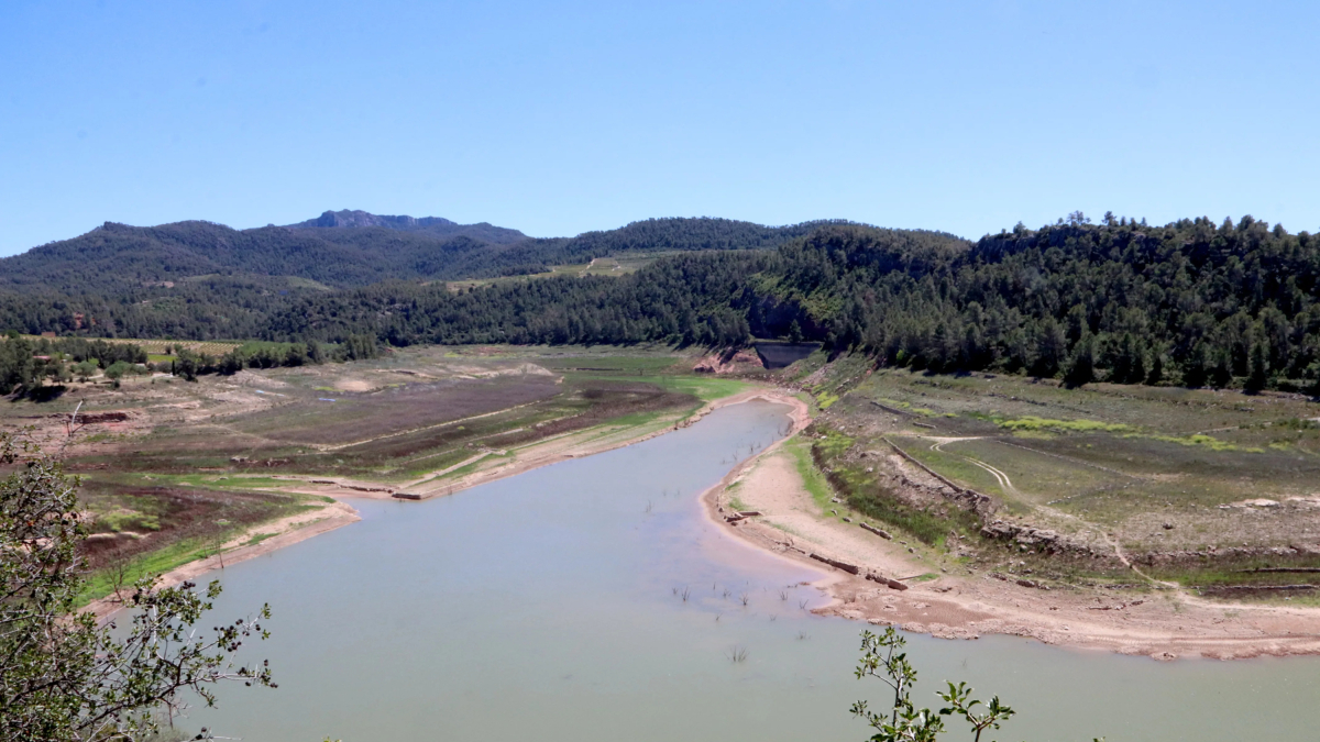 Vista general del embalse dels Guiamets, con muy poca agua junto a la presa.