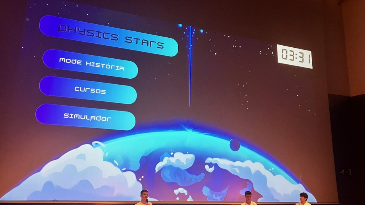 Víctor Calvo Matieli, David Diestre Rubio i Juan Roset Moreno durant la presentació del projecte Physic Stars a l'iFest.