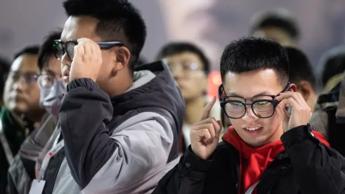 Asistentes a un evento utilizan gafas inteligentes.