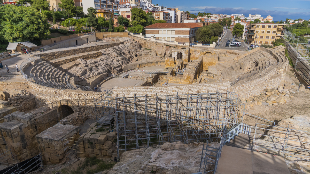 Imagen de archivo de una actuación para sujetar uno de los muros del Anfiteatro.