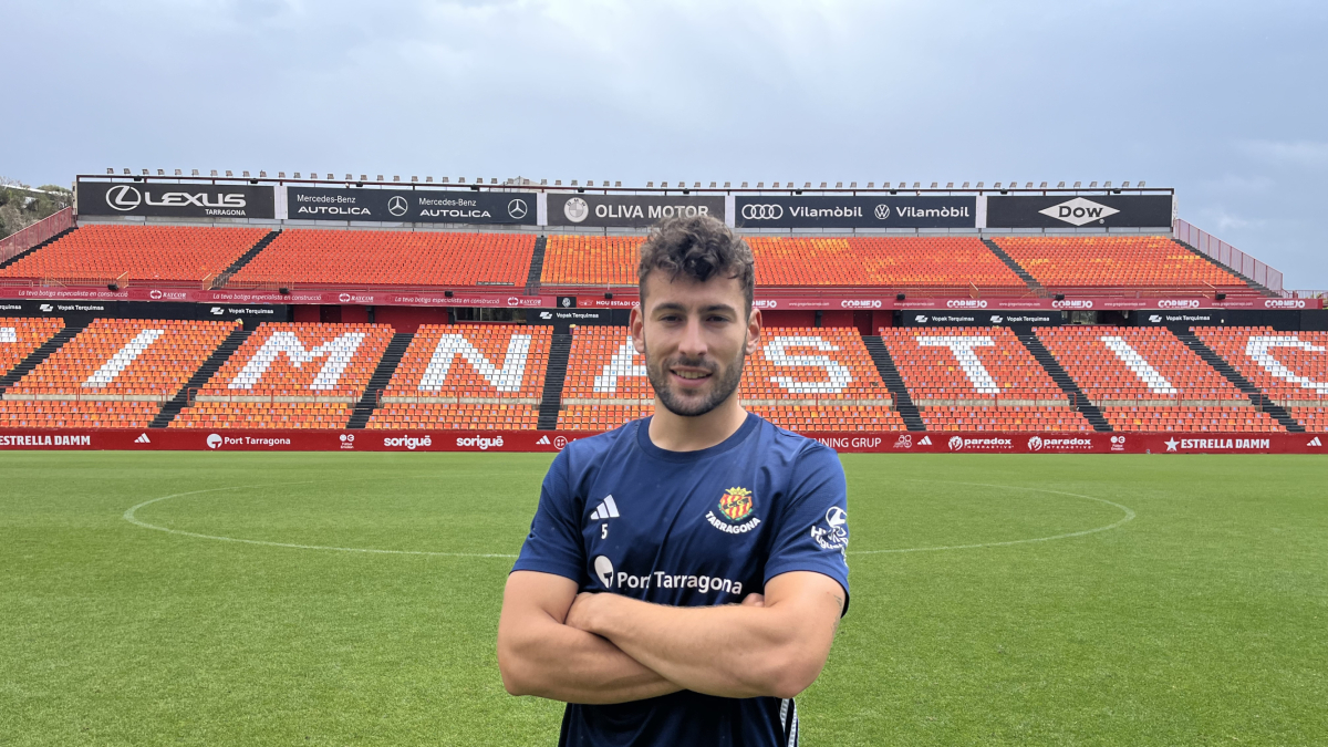 El jugador del Nàstic, Unai Dufur, al césped del Nuevo Estadio.