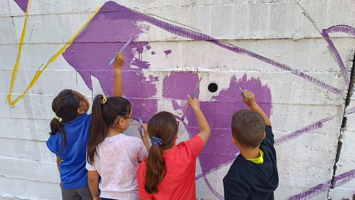 El mural se ha pintado en la vía entre los bloques Filipines y Europa de Sant Pere i Sant Pau.