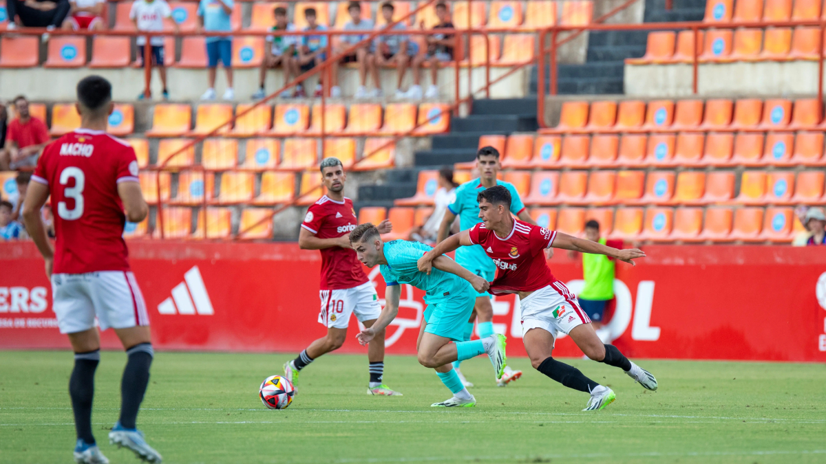 Marc Montalvo, defendiendo al atacante del Barça, Fermín López, en la victoria grana en la primera vuelta.