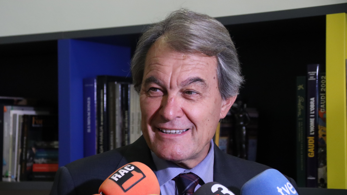 El expresidente de la Generalitat Artur Mas atendiendo los medios desde su oficina.