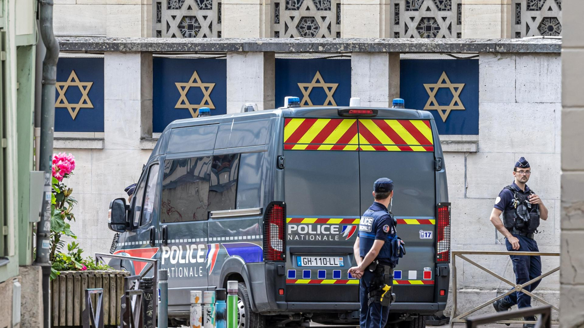 Agentes de la policía francesa hacen guardia delante de la sinagoga atacada en la calle donde el hombre ha sido disparado, en Rouen.