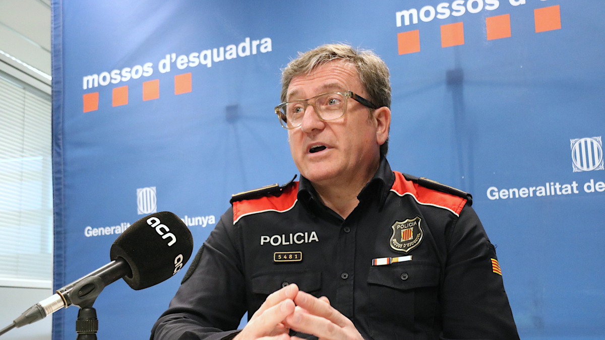 El inspector Josep Antoni López Garzón, cabeza del Área Central del Cibercrimen de los Mossos, durante una entrevista a la ACN