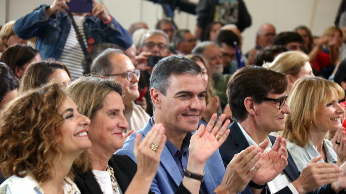 El president del govern, Pedro Sánchez, al costat del primer secretari del PSC, Salvador Illa; i la vicepresidenta del govern i candidata del PSOE a les eleccions europees, Teresa Ribera