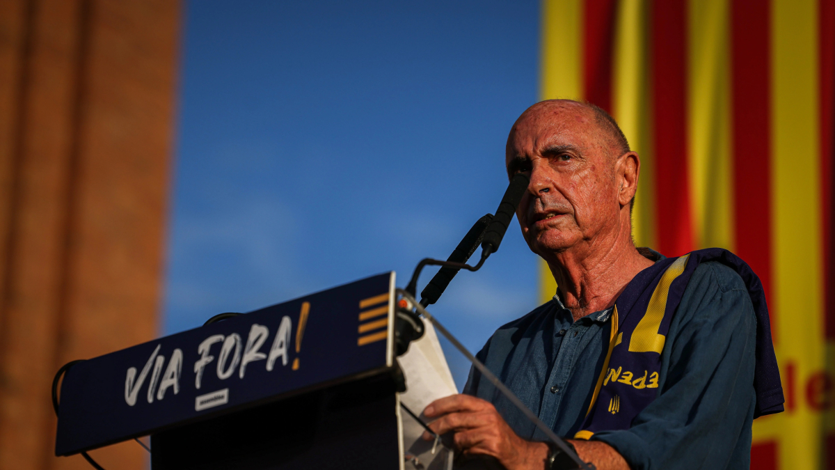 El cantautor i membre del Consell per la República Lluís Llach durant un moment del parlament en nom de l'entitat al final de la manifestació convocada per l'ANC amb motiu de la diada