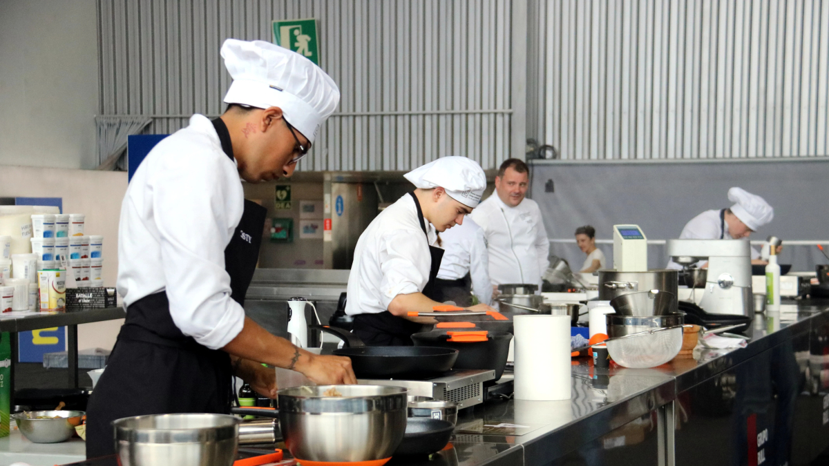Estudiantes de cocina participantes en la 4.ª edición de los Premios Lladonosa en el pabellón del Aceite de les Borges Blanques