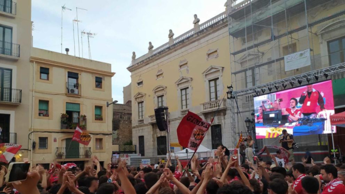 Imatge de la final del 'play-off' de l'any 2022 des de la plaça de la Font amb pantalla gegant.