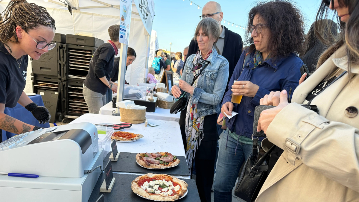 Les carpes es van situar al passeig Rafael Campalans.