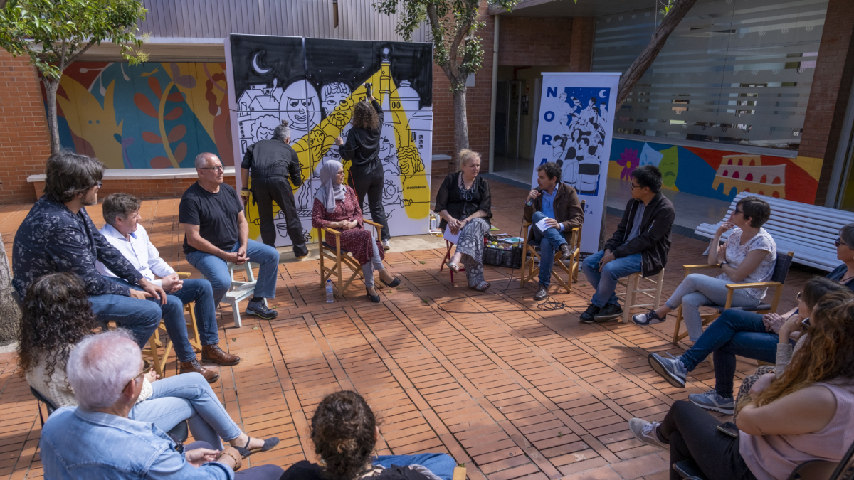 Imatge de la presentació del cicle amb una il·lustració al fons feta al moment.