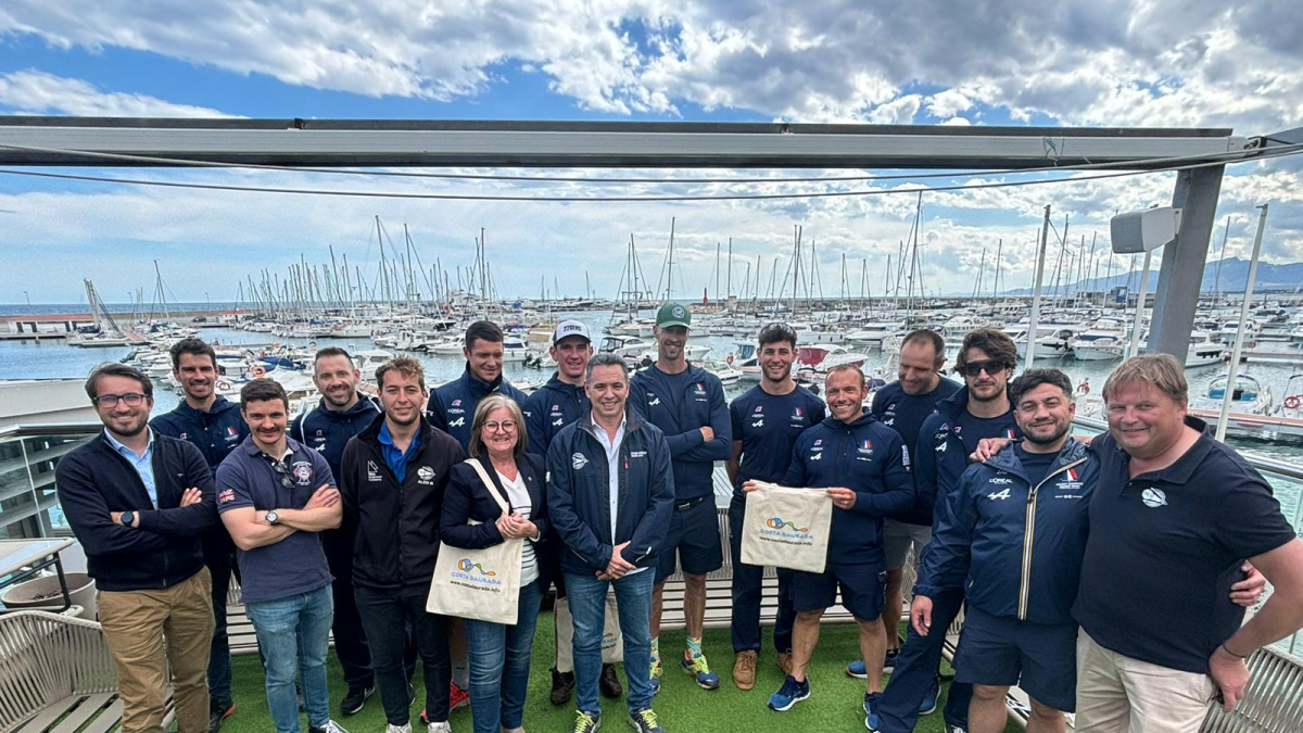 El equipo profesional de vela francés Orient Express Racing Team con los representantes del CN Cambrils y el Ayuntamiento de Cambrils.