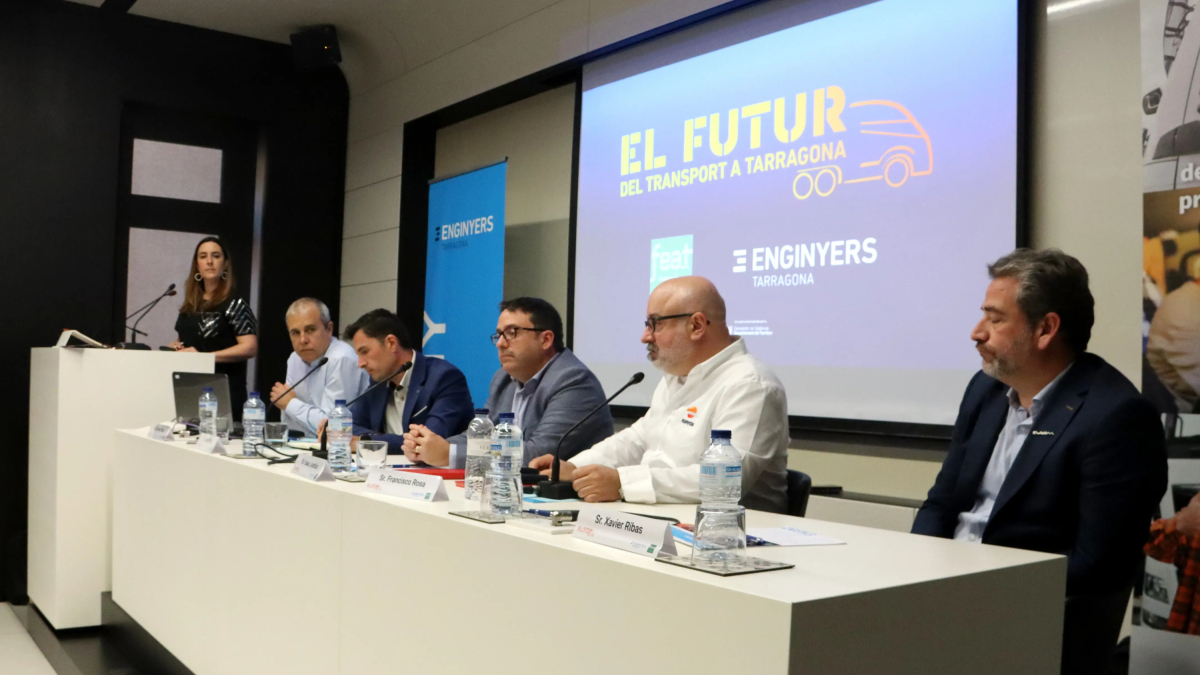 Una de les taules rodones de la jornada 'El futur del transport a Tarragona' organitzada per la FEAT.
